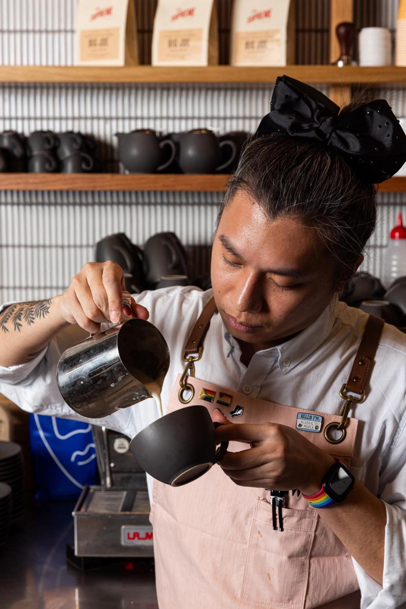คริสตัลบรูก วินเซนต์ Hotel บริสเบน ภายนอก รูปภาพ A barista making a latte